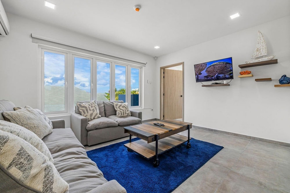 NEW 6 Bedroom Villa 2min Eagle Beach Palm Beach