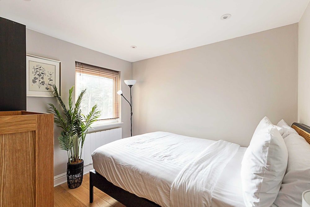Modern Top-floor Victorian Charm in Kensington
