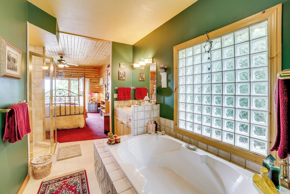 Decks & Views: Spacious Cabin Near Table Rock Lake