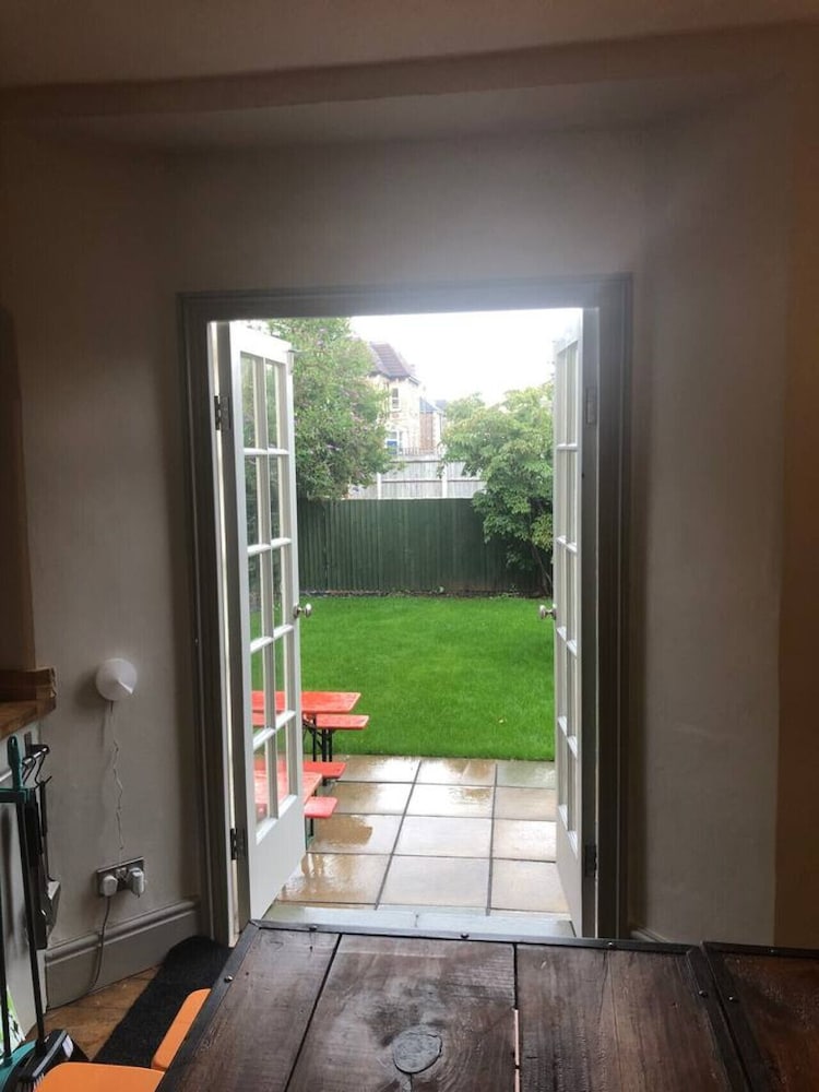 Higgihaus 46 Sleeps 5  Monday - Friday