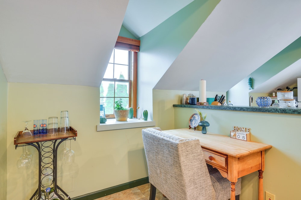 Walk to Marina: Dog-friendly Lake Ontario Studio