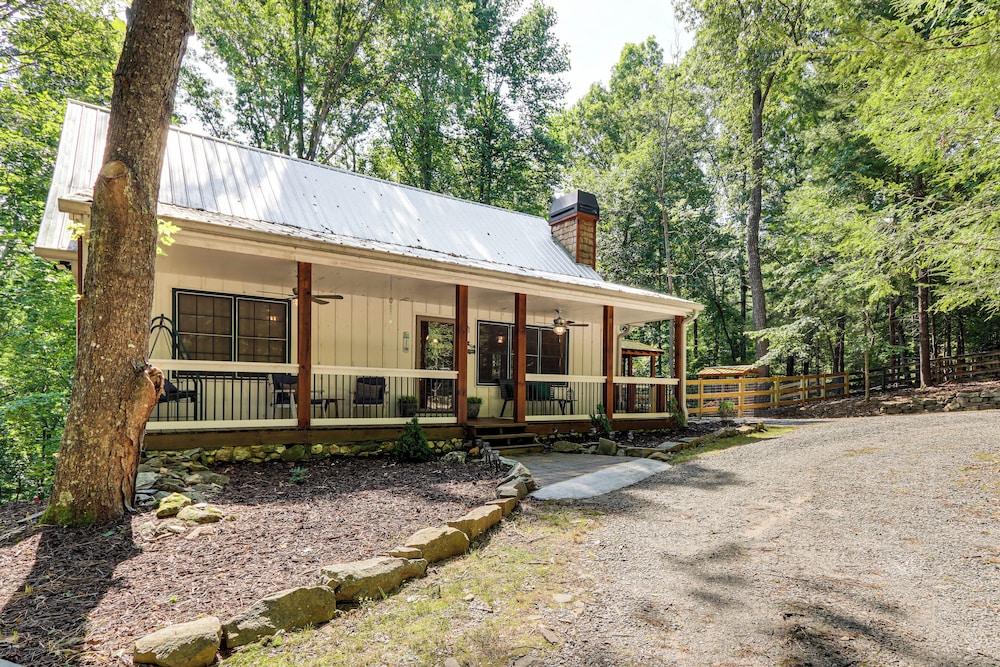 Cozy Ellijay Cabin: Hot Tub, Yard, & Resort Access