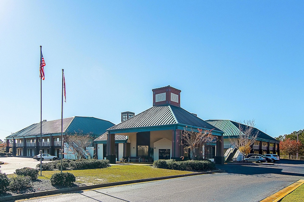 Americus Vacations - Econo Lodge - Property Image 1