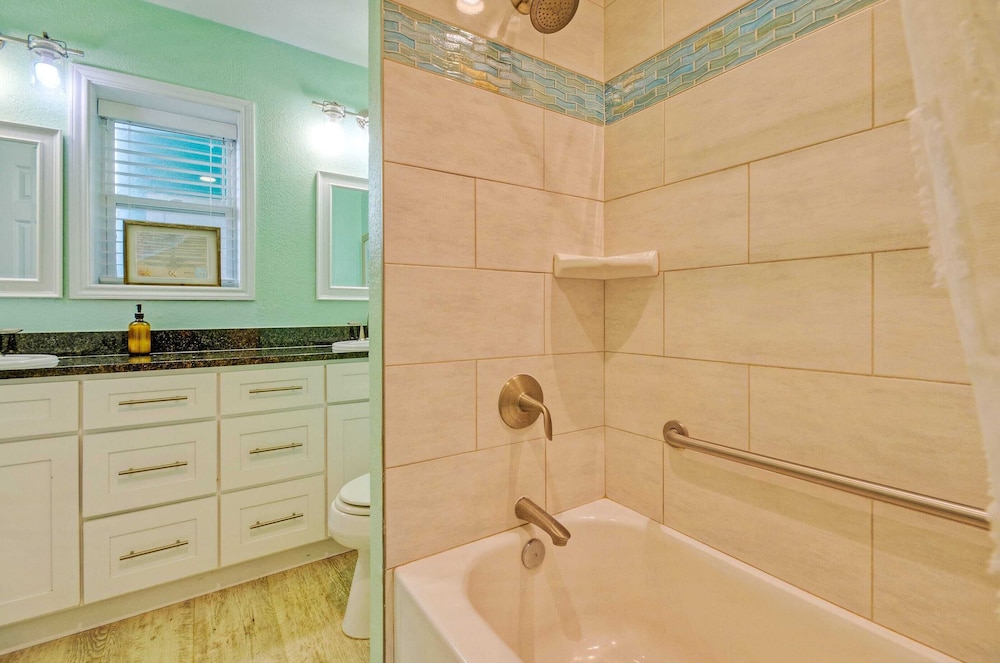 Sleeps 22 3 Condos in Beachfront Complex w/ Pool, Pickleball Island Retreat