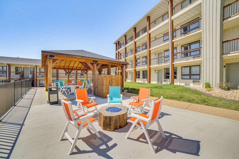 Walk to Branson Landing: Condo w/ Resort Amenities