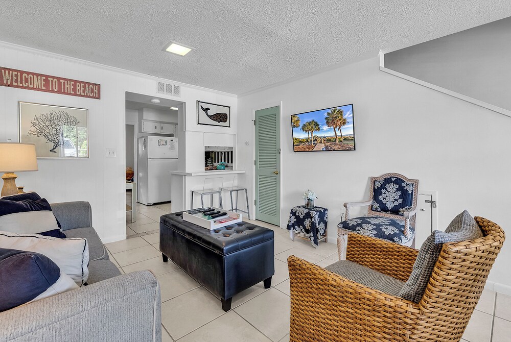 650 Feet to the Beach! Arcadian Shores Townhome