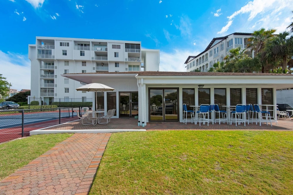 Dolphin Point #401c