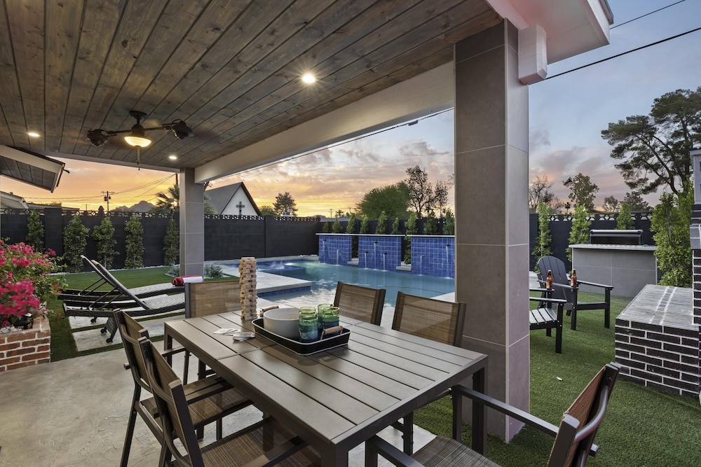 Casa Bella Rosa Near Old Town w Pool Hot Tub view 2