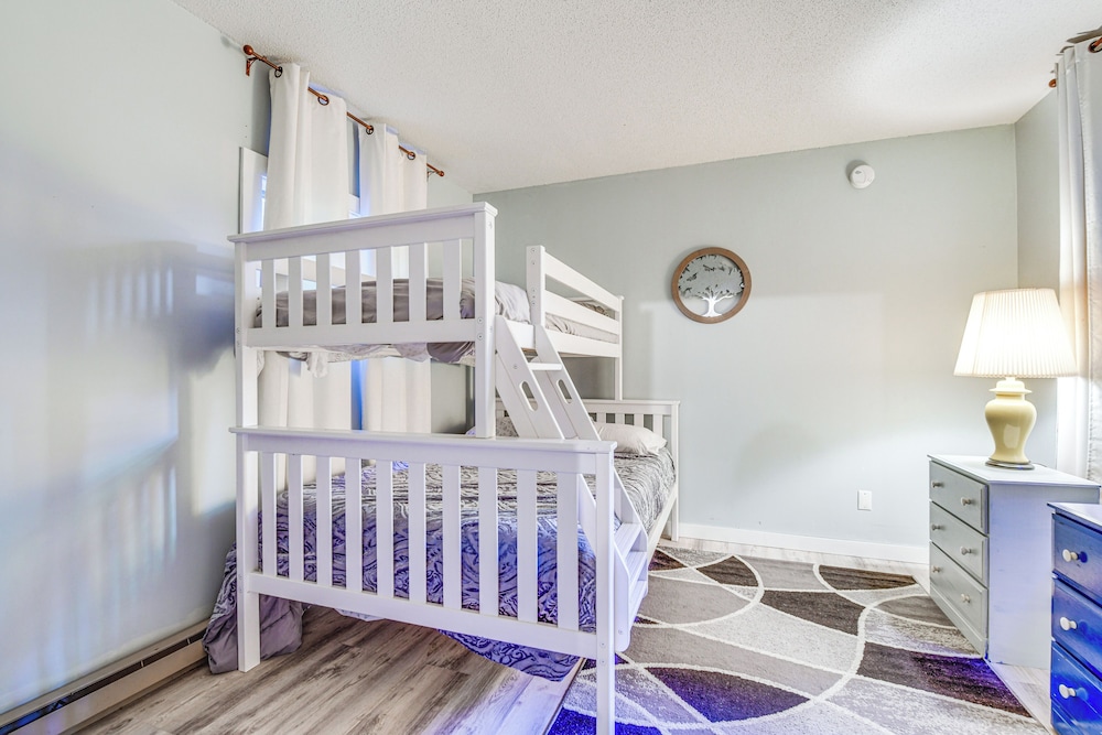< 1/2 Mi to Sugarbush Resort: Condo w/ Deck!