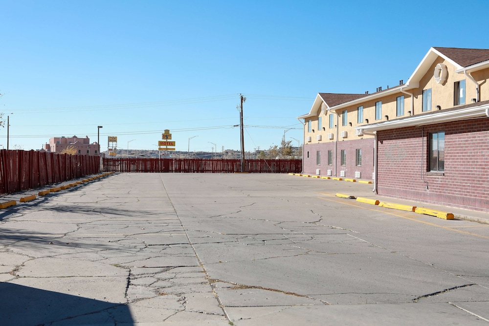 Gallup Vacations - Super 8 by Wyndham Gallup - Property Image 6