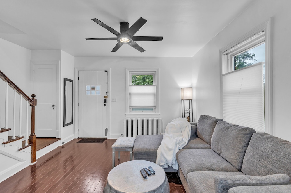 Cozy Getaway Quiet Neighborhood Near Dt 2 Bedroom Townhouse