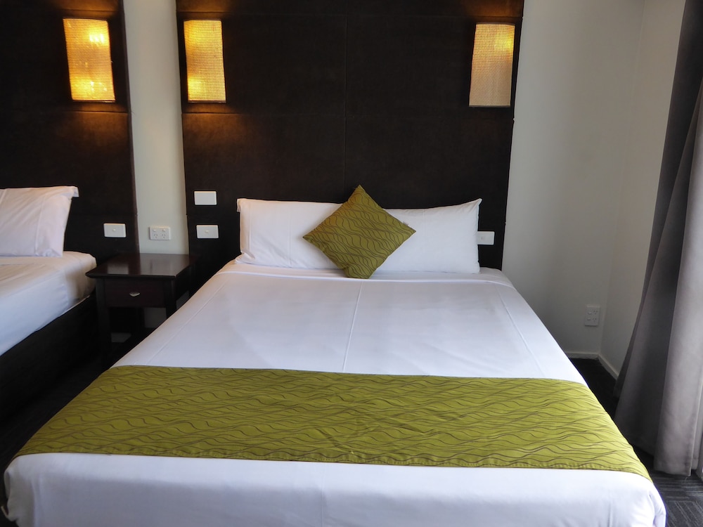 Four Canoes Hotel