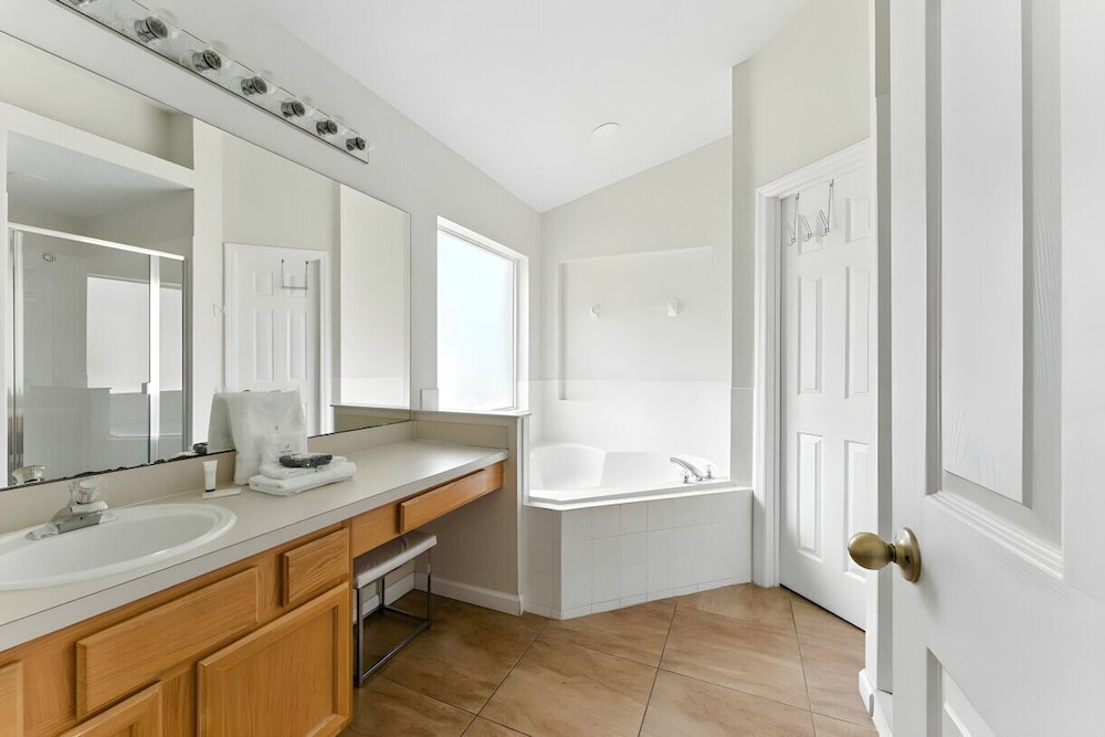 Cozy 4BR Villa w/ Priv Pool Lake Berkley Resort