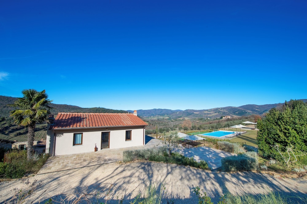 Villa Chianti With Infinity Pool And Vineyard View