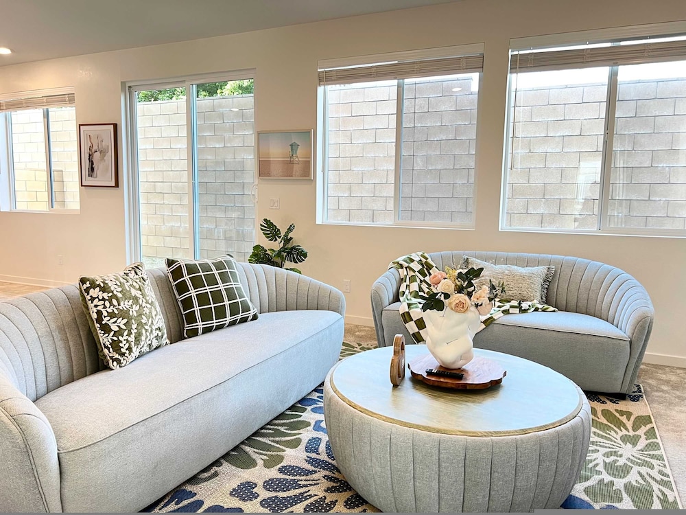 Sunny Stylish Near LA 4BR Home w Desks Lounge