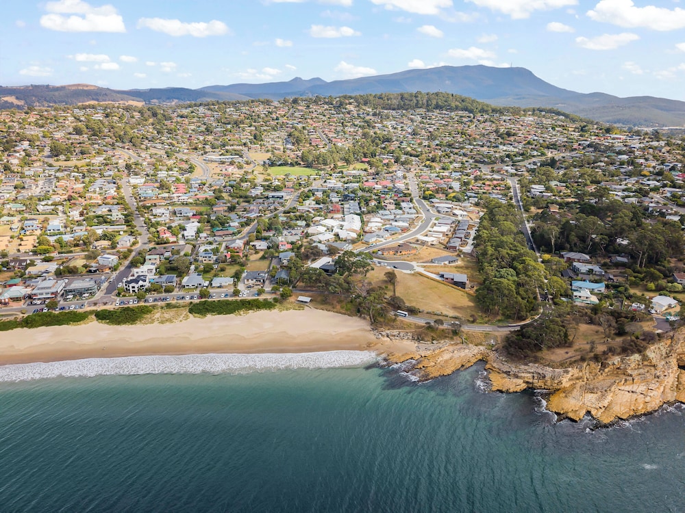 Gorgeous 4 Bedroom House - Blackmans Bay