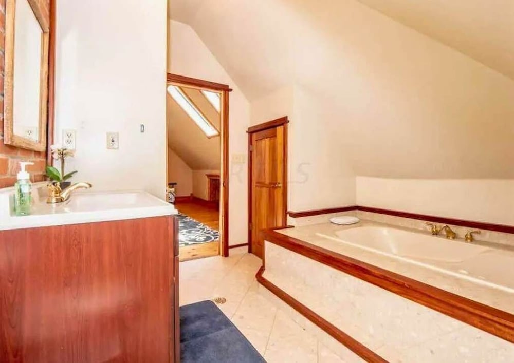 Jungle House Boutique Lofts – Downtown Columbus & Short North