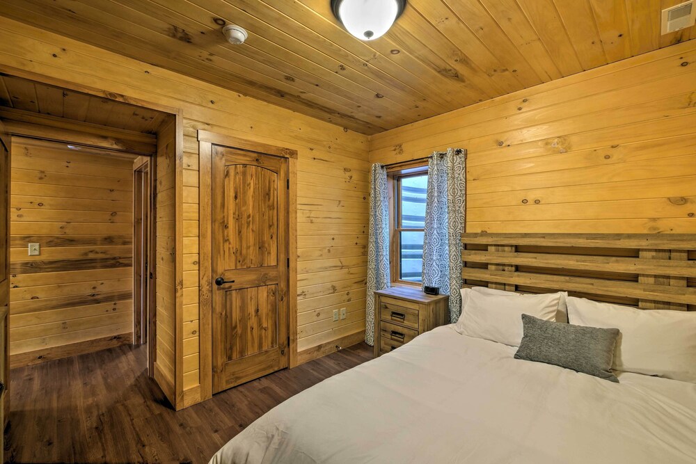 Family-friendly Warsaw Cabin w/ Deck & Fireplace! view 4
