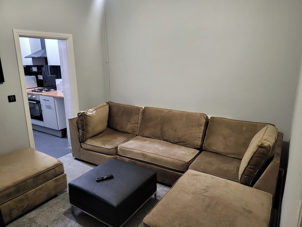 Apartment - Sleeps 5 - Great Location - Parking
