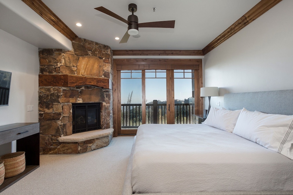 Grand Lodge - 3-Bedroom Deluxe #408 - Ski-in/out 3 Condo