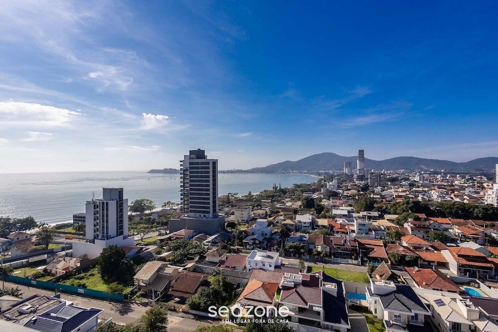 Estadia completa com piscina a 400m da Praia da Armação \- SKL