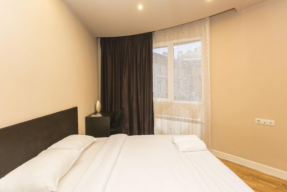 Elegant 2bdr Apartment With a Balcony
