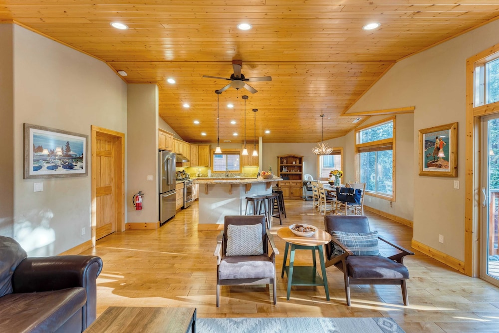 Washoe Chalet by Avantstay Game Room, Hot Tub, Putting Green & Fire Pit