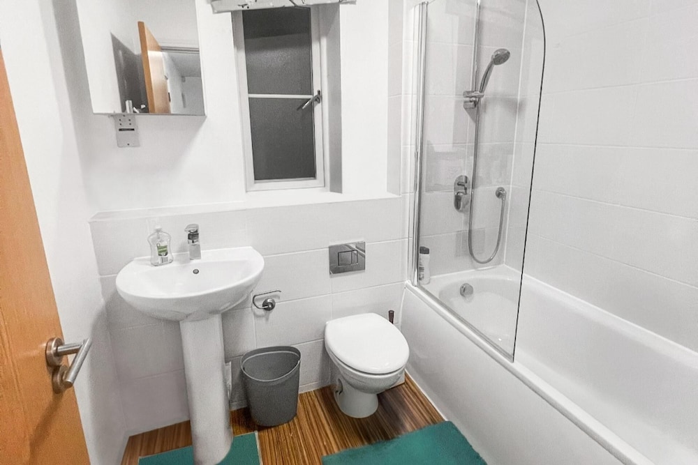 6 Bedroom House in Milton Keynes