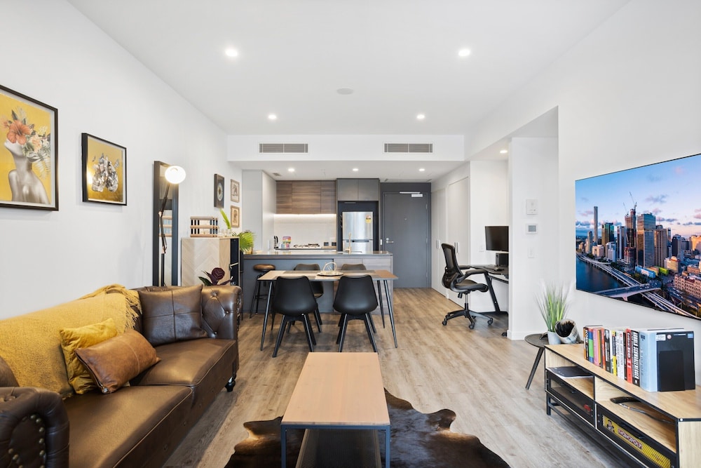 Central Brisbane Stay With Balcony, Pool & BBQ