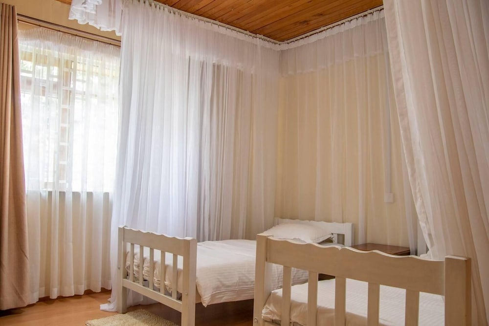 United Nations Bluezone Stunning, Spacious Cottage view 3
