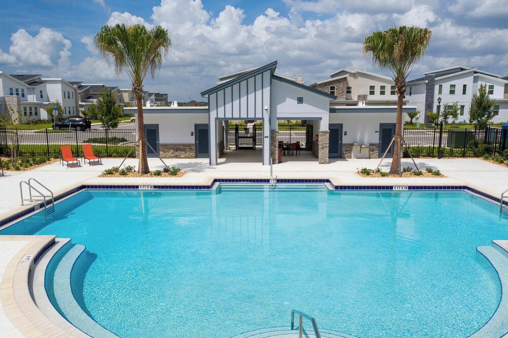 Stunning Game Room & Pool Jacuzzi Storey Lake 2799