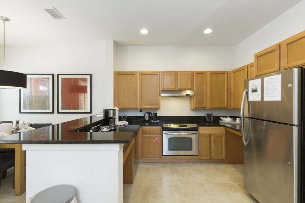 Regal Oaks Townhome: Pool, Hot Tub & Near Disney 3 Bedroom Townhouse