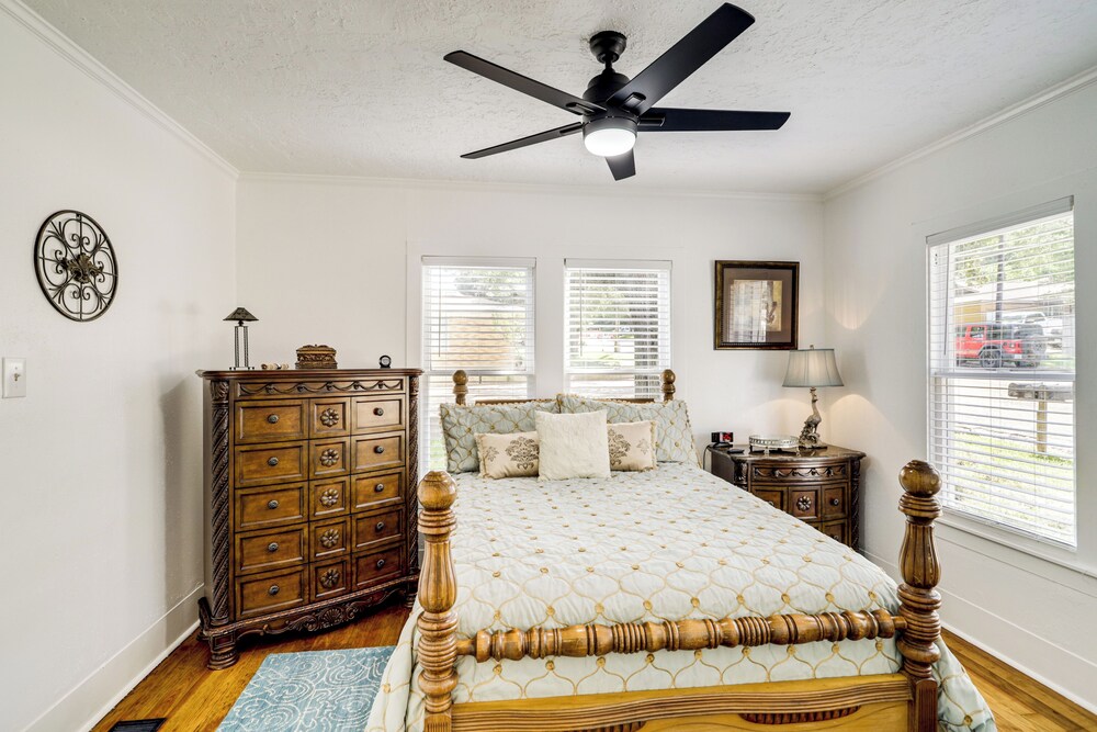 1 Mi to Dtwn! Restored 1930s Brenham Retreat, photo 22