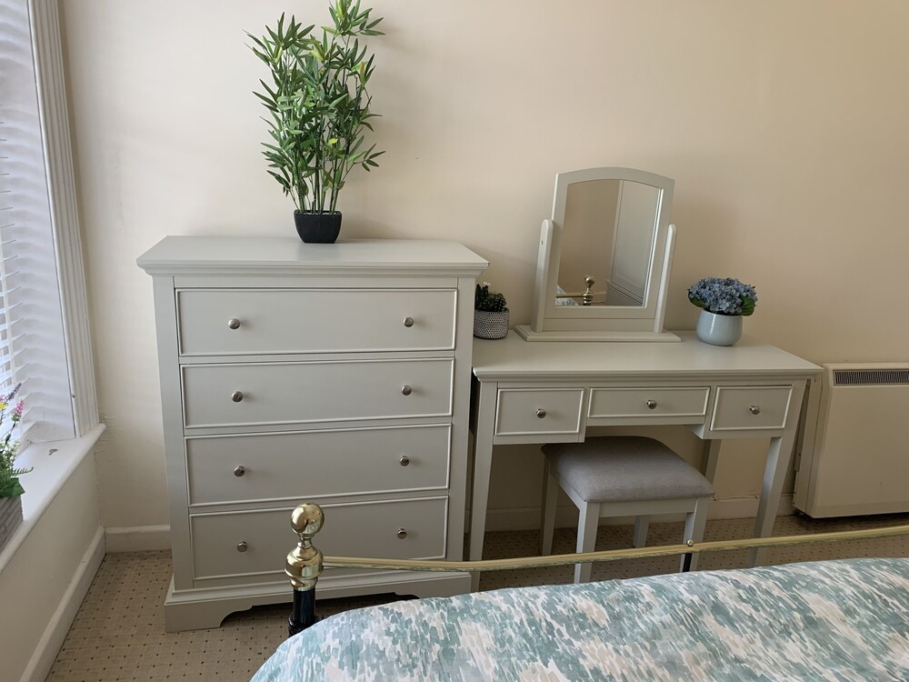 Charming 1-bed Apartment in Ventnor view 2