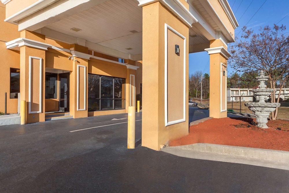Lumberton Vacations - Rodeway Inn - Property Image 16