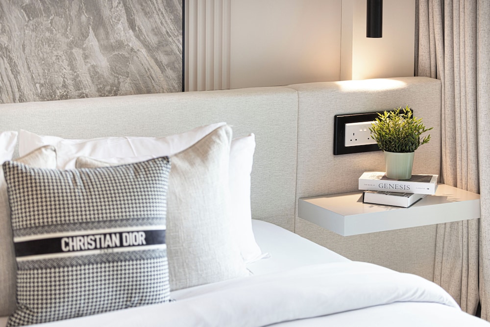 DVH Luxe Retreat 4BR Burj View Apartment