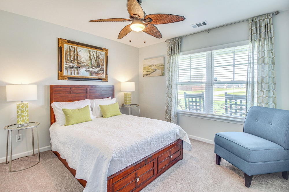 1 Mi to Shopping District: Chic Springfield Home