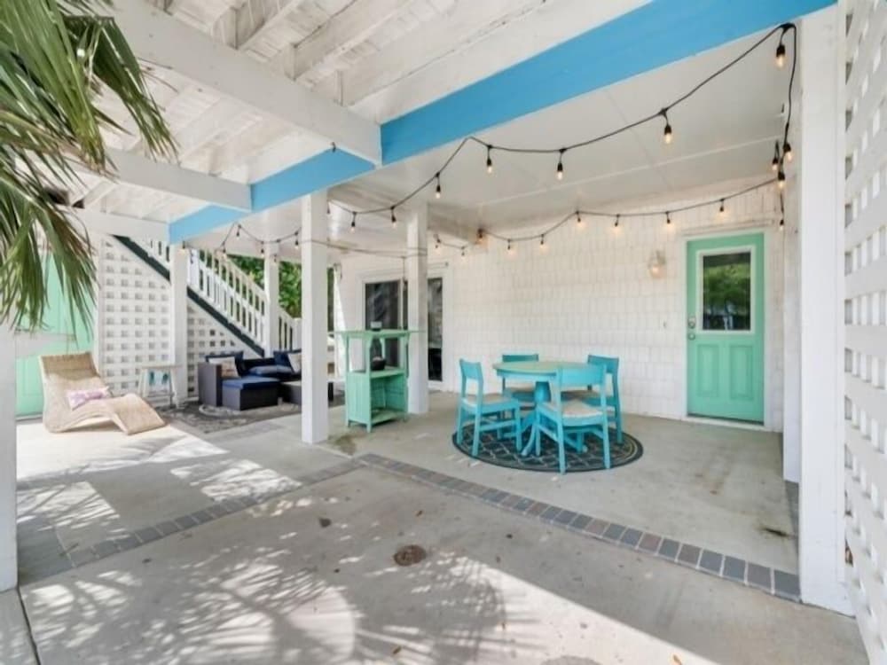Atlantis Blue - Relaxing Beach Getaway Home Directly Across The Street From Beach Access! 5 Bedroom Home by RedAwning