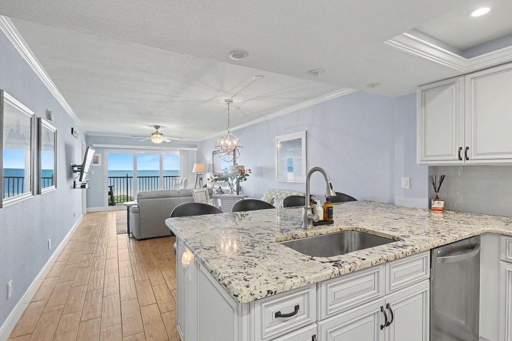 Land's End 9-402 Beach Front - Premier