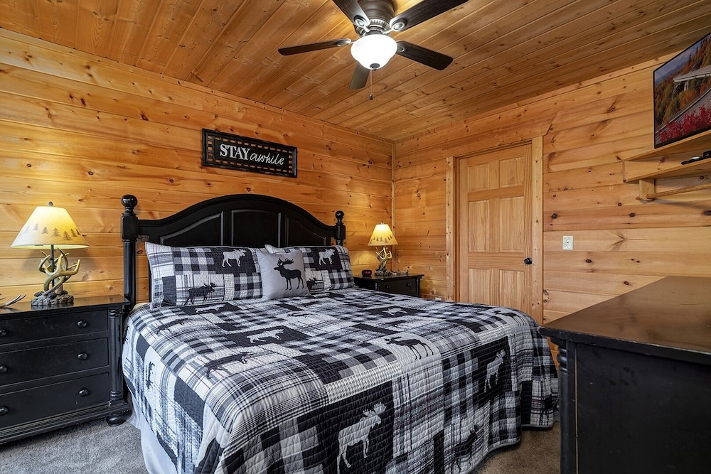 Appalachian Lodge - 4 Bedrooms, 4 Baths, Sleeps 14 Home by RedAwning