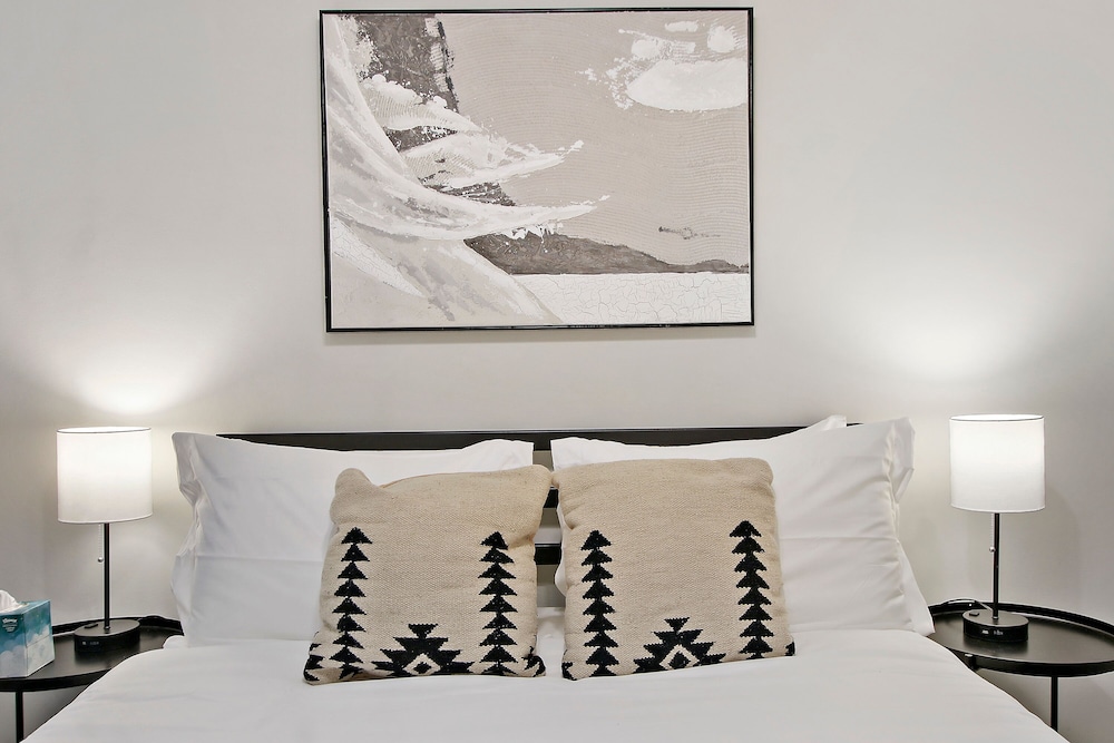 Cozy 2BR Apt - Sunnyside 2E
