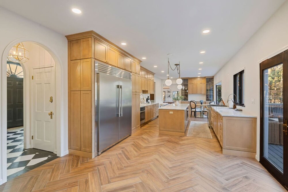 Peaceful Mini Mansion Sleeps 18