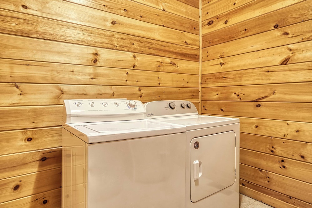 Hot Tub, Game Room, Movie Theater, View Sleeps 18 Lookout Lodge by Avantstay