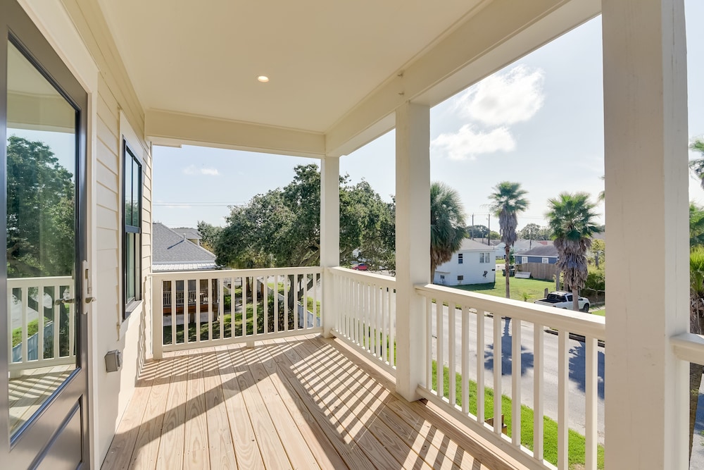 Upscale Home w/ 2 Balconies in Galveston!