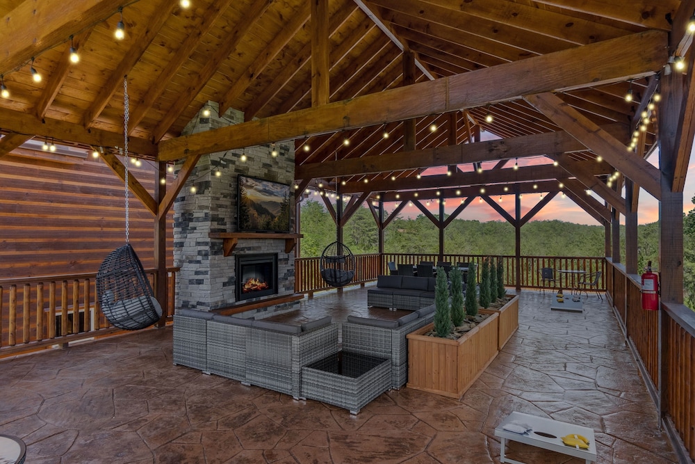 Splash Mountain Lodge 8 Bedroom Cabin
