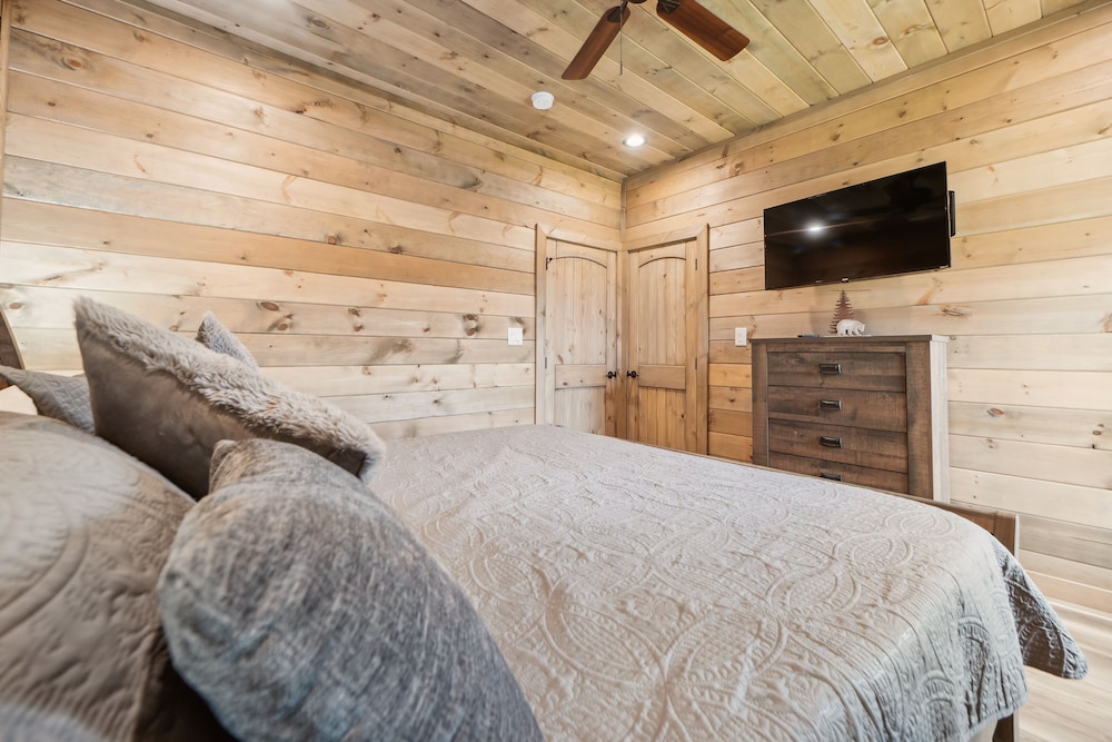 Little Bear Lodge 3 Bedroom Cabin by RedAwning view 4