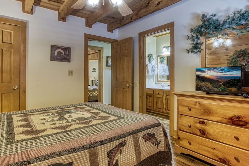 ER254 - Hibernation Hideaway Great Location - Close To Town! 5 Bedroom Cabin by RedAwning view 5