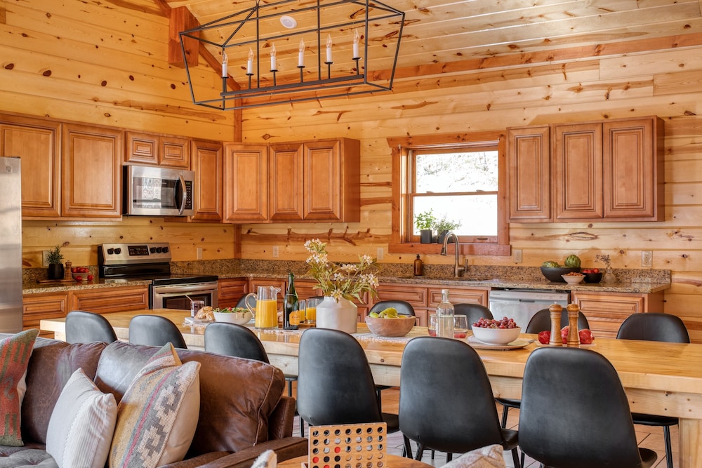Elm by Avantstay Mountain Side Cabin w/ Movie Theatre, Indoor Pool, Hot Tub & Views view 3
