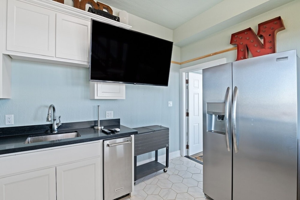 Deja Blue 5 Bedroom Home by RedAwning