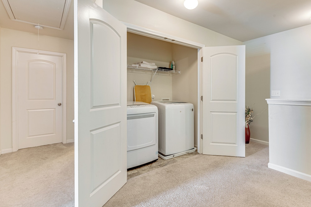 6 Mi to Atlanta Airport! Home w/ Furnished Patio